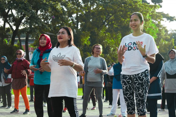Ketua TP PKK Kota Pematangsiantar Ny Liswati Wesly Silalahi Ikuti Senam Bersama Komite Olahraga Masyarakat Indonesia & Masyarakat.