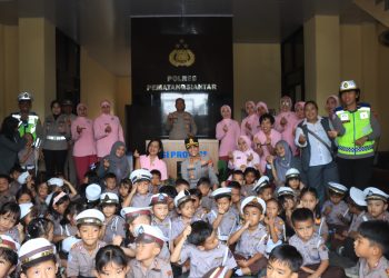 Kunjungan Anak TK Kemala Bhayangkari 06, Kapolres Pematangsiantar Perkenalkan Peralatan Samapta.