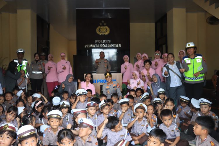 Kunjungan Anak TK Kemala Bhayangkari 06, Kapolres Pematangsiantar Perkenalkan Peralatan Samapta.