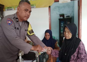 Bhabinkamtibmas Polsek Bosar Maligas Pantau Penyaluran BLT Dana Desa di Nagori Mekar Rejo.