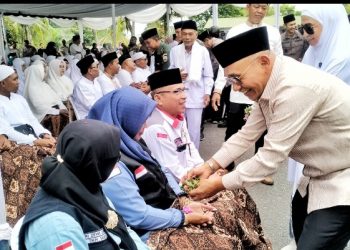 Pemkab Simalungun Tepung Tawari Jamaah Calhaj Tahun 1446 H/2025 M, Bupati Simalungun & Keluarga Berikan Uang Saku Kepada Jamaah.