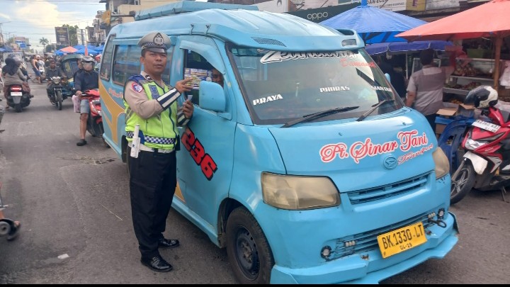 Antisipasi kemacetan, Sat Lantas Polres Pematangsiantar Berikan Himbauan & Edukasi di Pasar Dwikora Parluasan.