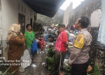 Respon Keluhan Warga Binaan , Bhabinkamtibmas Polsek Siantar Barat Hadir Jalan Merpati.