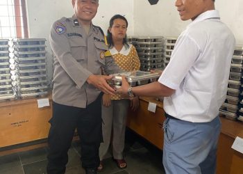 Bhabinkamtibmas Polsek Siantar Utara Dampingi Pendistribusian Paket Progam MBG di SMK N 1.