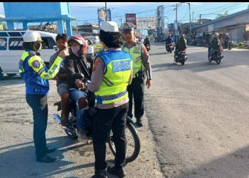 Sat Lantas Polres Pematangsiantar Bagikan Brosur Tertib Berlalulintas & Stiker Layanan Polisi 110.