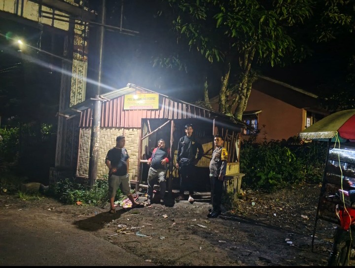 Bhabinkamtibmas Polsek Dolok Pardamean Lakukan Pengecekan Poskamling Wujudkan Polri Hadir Untuk Masyarakat.