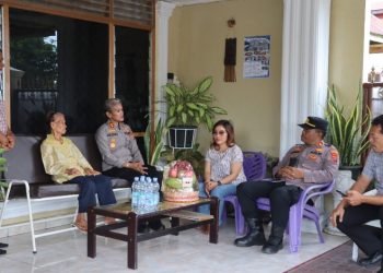 Peduli Terhadap Warga, Kapolres Pematangsiantar Kunjungi Kediaman Elfride Purba.