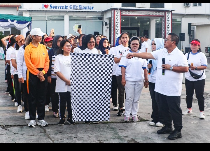 Wali Kota Pematangsiantar Wesly Silalahi, SH, MKn Ikuti Kegiatan Fun Walk, Sehat Bersama Bidan Indonesia.