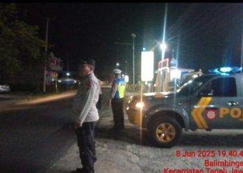 Polsek Tanah Jawa Gelar Patroli Dialogis Antisipasi Kejahatan Jalanan di Bukit Kembar Balimbingan.