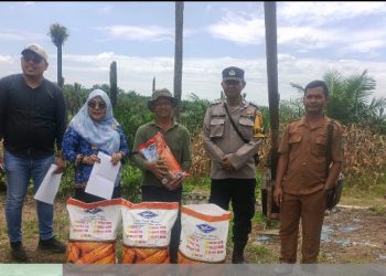 Bhabinkamtibmas Polsek Tanah Jawa Dampingi Distribusi 3.525 Kg Bibit Jagung Untuk 12 Kelompok Tani di Hatonduhan.