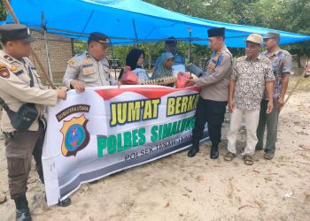 Polsek Tanah Jawa Berbagi Kasih : Jumat Berkah Hangatkan Hati Warga Huta Mariah Bah Jambi.