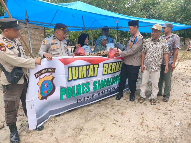 Polsek Tanah Jawa Berbagi Kasih : Jumat Berkah Hangatkan Hati Warga Huta Mariah Bah Jambi.