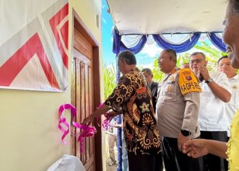 Kapolres Simalungun Serahkan Rumah Layak Huni kepada Pasangan Lansia di Momen Hari Bhayangkara.