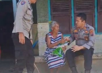 Jumat Berkah, Polsek Siantar Timur
Berikan Sembako Kepada Warga Kurang Mampu.