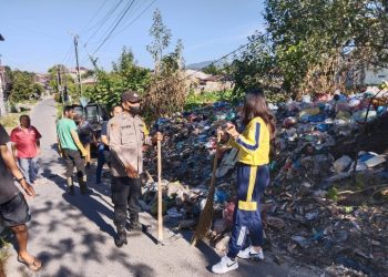Ciptakan Lingkungan Bersih Polsek Siantar Martoba Gotong Royong Bersama Warga.