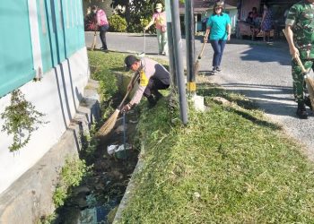 Jumat Bersih, Polsek Siantar Selatan Gotong Royong Bersihkan Lingkungan di Jalan Pangaribuan.