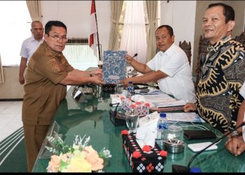 Wali Kota Pematangsiantar Wesly Silalahi, SH, MKn Hadiri Penutupan Rapat Paripurna IV DPRD Kota Pematangsiantar Tahun Dinas 2025 Tentang Pertanggungjawaban Pelaksanaan APBD Tahun Anggaran (TA) 2024.