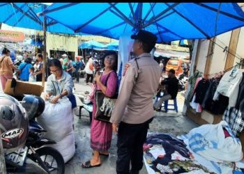 Sat Binmas Polres Pematangsiantar Patroli Rutin Sambangi Pedagang di Pasar Horas.