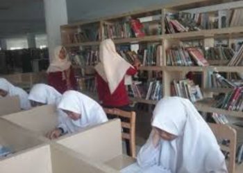 Para Mahasiswa / I Membaca & Belajar di Dinas Arsip dan Perpustakaan Kota Pematangsiantar Dengan Buku - Buku Yang di Siapkan.
