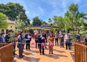 Wali Kota Pematangsiantar Wesly Silalahi, SH, MKn Diwakili Staf Ahli Bidang Pemerintahan Dra Happy Oikumenis Daely Bersama Ephorus GKPS Pdt John Christian Saragih, STh, MSc Menggunting Pita Tanda Peresmian Taman Jubileum 120 Tahun Injil di Simalungun.