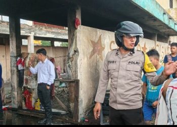 Polsek Siantar Utara Cek TKP Kebakaran Ban & Springbed di Eks Gudang Agribisnis Parluasan.