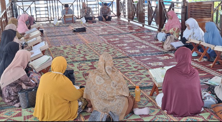 Sampaikan Himbuan Kamtibmas, Sat Binmas Polres Pematangsiantar Sambangi Komunitas Ibu Perwiritan Tafiz Quran.