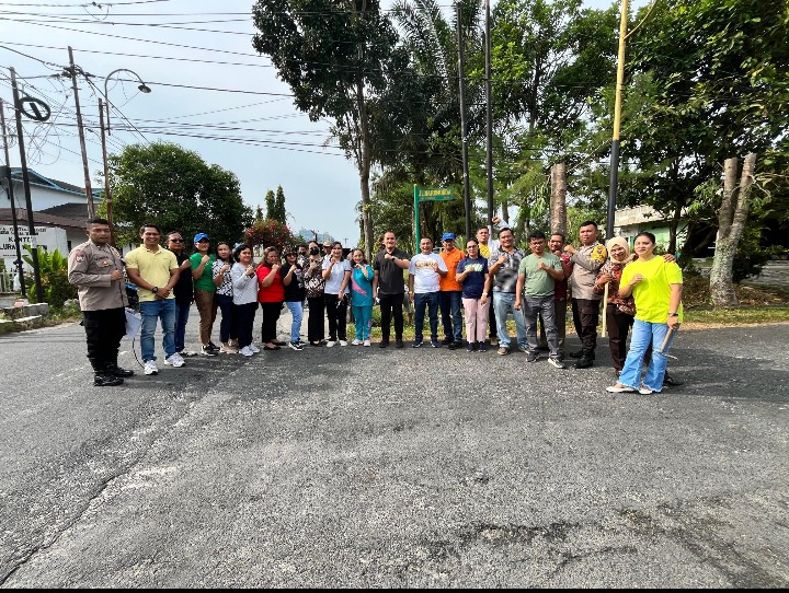 Wujudkan Lingkungan Bersih & sehat, Polsek Siantar Selatan Ikuti Gotong Royong Massal.