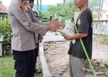 Jumat Berkah, Kapolsek Siantar Timur Bagikan Bansos Kepada Warga Membutuhkan .