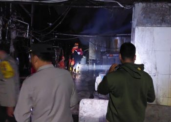 Polsek Siantar Timur Cek TKP Kebakaran Pabrik Tahu di Jalan Ahmad Yani.