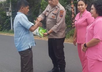 Jumat Penuh Berkah, Polsek Siantar Timur Berbagi Kepada Warga.