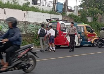 Sat Pam Obvit Polres Simalungun Gelar Strong Point di Jalan Medan-Sinaksak, Kasat Tekankan Upaya Preventif Jaga Kamtibmas.