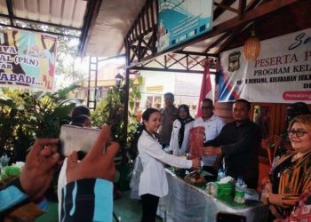 Teks Foto : Foto Bersama Dengan Para Peserta Pelatihan Menjahit.
