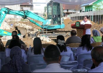 Wali Kota Pematangsiantar Wesly Silalahi, SH, MKn diwakili Plt Asisten Administrasi Umum Rosion Julietta Hutauruk, SH, MSi Hadiri Acara Peletakan Batu Pertama Pembangunan Gedung Laboratorium Kesehatan Masyarakat Kota Pematangsiantar.