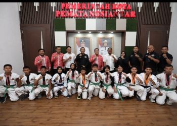 Foto Bersama Seusai Audensi Pengcab & Atlet Tarung Derajat Kota Pematangsiantar Dengan Wali Kota Pematangsiantar Wesly Silalahi, SH, MKn.
