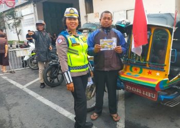 Edukasi Tertib Berlalulintas, Sat Lantas Polres Pematangsiantar Sampaikan Himbauan di Jalan Surabaya.