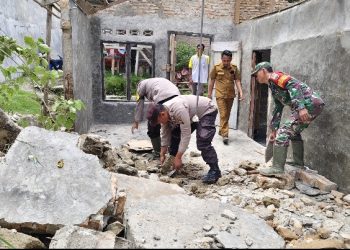 Polsek Serbelawan Polres Simalungun Sigap Tangani Tanah Longsor, Evakuasi 3 Rumah Warga Terdampak.