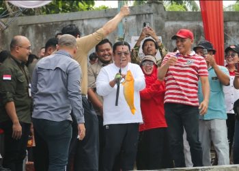 Wali Kota Pematangsiantar Wesly Silalahi, SH, MKn Memancing Bersama masyarakat di kolam Balai Benih Ikan (BBI) Kelurahan Pondok Sayur Kecamatan Siantar Martoba.