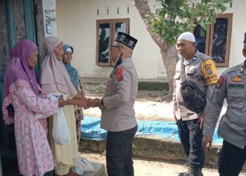 Polsek Perdagangan Polres Simalungun Wujudkan Kamtibmas Kondusif Melalui Jumat Barokah, Salurkan Bantuan Sembako kepada 5 Warga Kurang Mampu Jelang HUT RI Ke - 80.