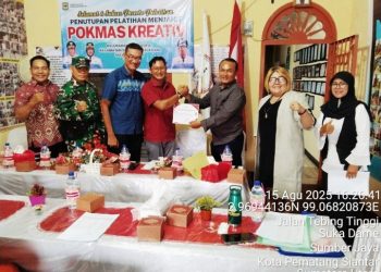 teks foto: Penyerahan sertifikat oleh Ketua LPK Yuni Phea.