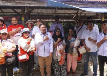 Ketua DPD APPSI Kabupaten Simalungun Sepri Ijon Maujana Saragih, SH, MH, Foto Bersama Dengan Para Pedagang Yang Ada di Pekan Sait Buttu.