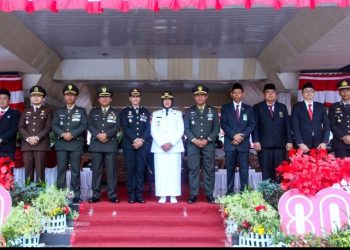Wali Kota Pematangsiantar Wesly Silalahi, SH, MKn Diwakili Wakil Wali Kota Herlina Hadiri Upacara Penurunan Bendera Merah Putih Peringatan HUT Ke - 80 Kemerdekaan RI.