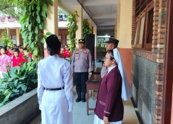 HUT RI Ke-  80 di SMP Swasta RK Bintang Timur , Kapolsek Siantar Selatan Sebagai Pembina Upacara.