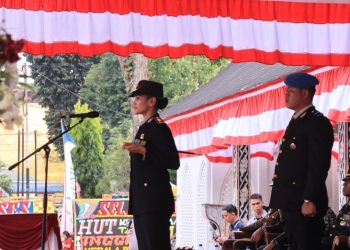 Kapolres Pematangsiantar Pimpin Upacara Penurunan Bendera Merah Putih Peringatan HUT RI Ke - 80.