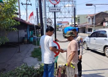 Sat Lantas Polres Pematangsiantar Pasang Rambu Himbauan Larangan Berat Lebih 3 Ton.