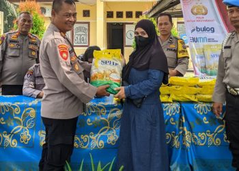 Melalui Gerakan Pangan Murah Polseķ Siantar Martoba Bagikan Beras Kepada Masyarakat.