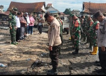 Polsek Serbalawan Bersama Forkopimca Gotong Royong Bersihkan Pasar Pasca Kebakaran, Wujud Polri Dekat Dengan Rakyat.