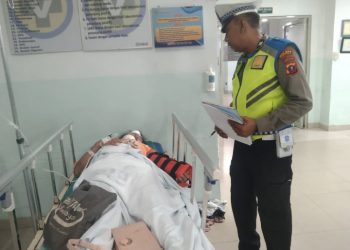 Polres Simalungun Tangani Kecelakaan Beruntun Dini Hari : Truk Tabrak Minibus & Rumah Warga, 7 Korban Luka Ringan.