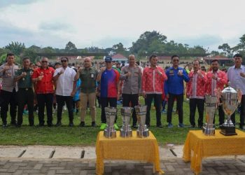 Wali Kota Pematangsiantar Wesly Silalahi, SH, MKn Diwakili Asisten Perekonomian & Pembangunan Zainal Siahaan, SE, MM Buka Kejuaraan Sepak Bola Antar Pelajar SMA Sederajat dan Liga Sepak Bola Usia Dini memperebutkan Piala Wali Kota Pematangsiantar Tahun 2025.