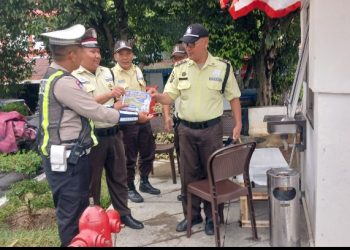 Bagikan Brosur Tertib Berlalulintas, Sat Lantas Polres Pematangsiantar Dikmas Lantas Penling - Penluh .