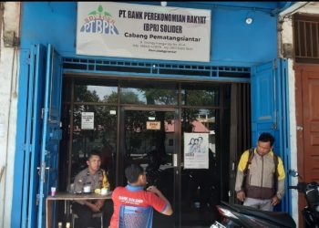 Sampaikan Pesan Pesan Kamtibmas
Polsek Siantar Utara Sambangi Kantor BPR Solider.